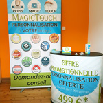 Strand de présentation pour MagicTouch composé d'un comptoir et d'un roll-up. <br/>Le tout se replie facilement pour un encombrement minimum.